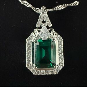 NWOT-Elegant Silver and Emerald Green Pendant Necklace